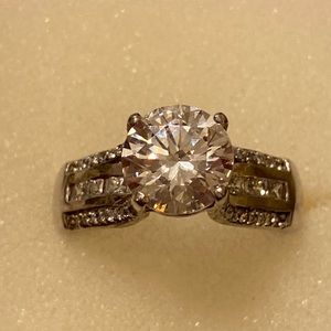 Sterling silver CZ ring. Looks like a real diamond 💍